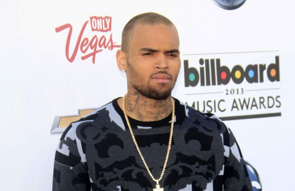 Aprueban orden de alejamiento contra una acosadora de Chris Brown