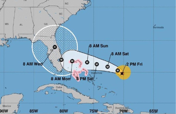 El ojo de Dorian, pronostican los meteorólogos, debería pasar lejos del sureste y centro de Bahamas este viernes y sábado, estar cerca o sobre el noroeste de Bahamas el domingo y aproximarse a Florida a partir del lunes por la noche.