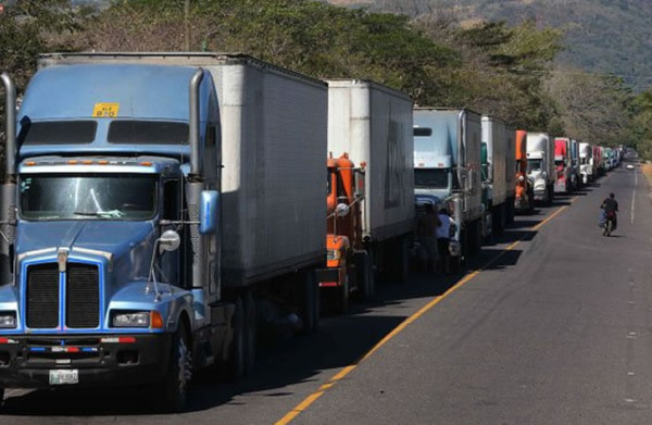 El Salvador suspende cobro de 18 dólares a transportistas de carga