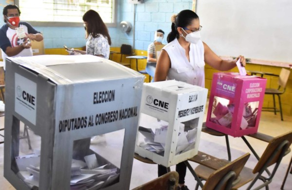 El Consejo Nacional Electoral (CNE) de Honduras prolongó este domingo por una hora las votaciones en las elecciones primarias. EFE