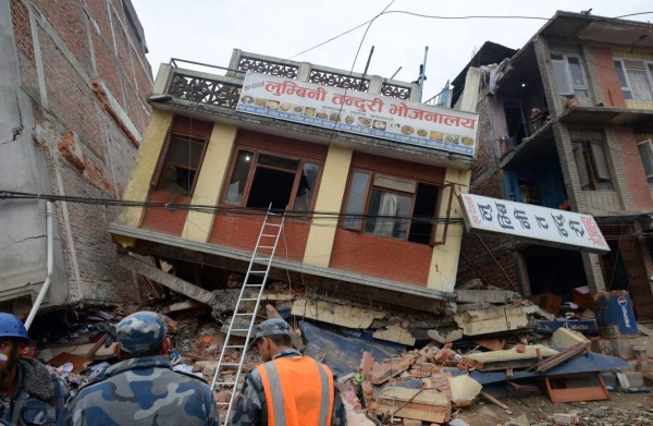 Muertos por terremoto en Nepal suben a 2,500