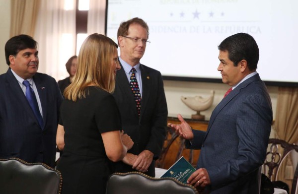 La subsecretaria de Estado para la Administración y Recursos de Estados Unidos, Heather Higginbottom, junto al embajador James Nealon y el presidente de Honduras, Juan Orlando Hernández.