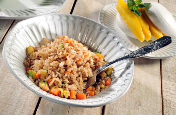 Cómo hacer arroz frito con vegetales
