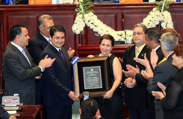 Congreso entrega premios a periodistas de Honduras