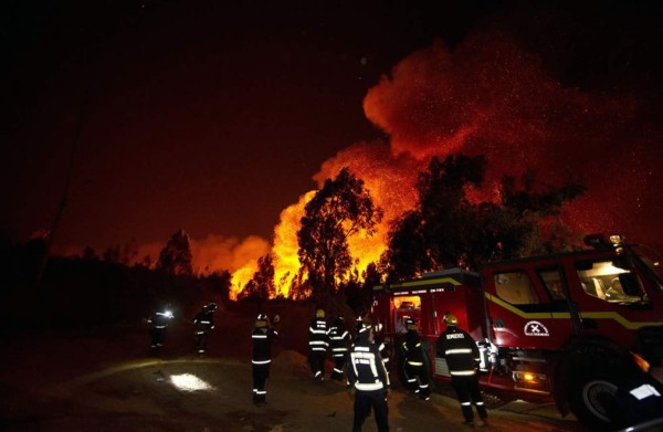 Siguen activos varios focos del incendio en Valparaíso; Envían ayuda