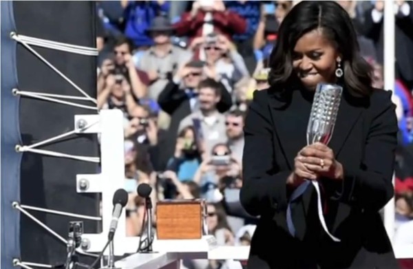 Michelle Obama no puede romper la botella al inaugurar un submarino