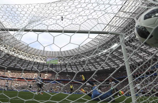 Germany's goalkeeper Manuel Neuer (R) fails to stop Mexico's forward Hirving Lozano's goal during the Russia 2018 World Cup Group F football match between Germany and Mexico at the Luzhniki Stadium in Moscow on June 17, 2018. / AFP PHOTO / PATRIK STOLLARZ / RESTRICTED TO EDITORIAL USE - NO MOBILE PUSH ALERTS/DOWNLOADS