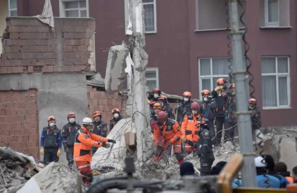 Aumentan a once los muertos por el derrumbe de un edificio en Estambul