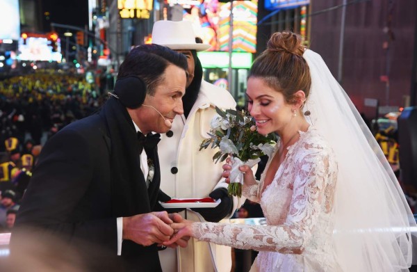 María Menounos se casó en boda sorpresa en Time Square en noche vieja