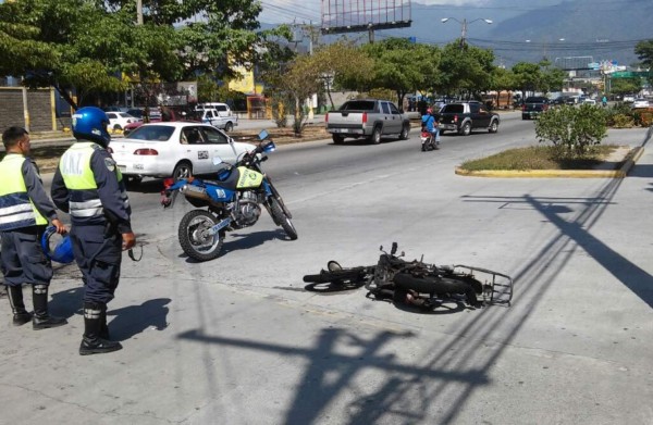 Hombre choca su moto contra camión y se incendia en San Pedro Sula