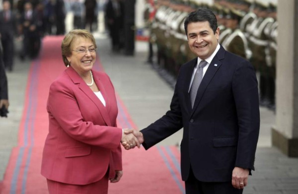 Presidenta de Chile llega a Honduras para reunirse con JOH