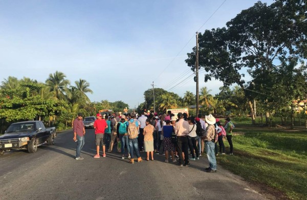Diputados acompañan a pobladores en caminata exigiendo pavimentar carretera