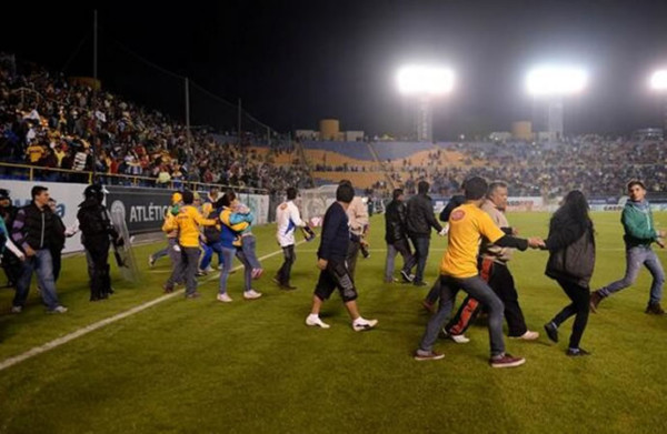 Vídeo: Violencia en el estadio Alfonso Lastras de México