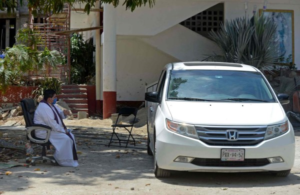 Sacerdotes en México confiesan directo al automóvil para evitar el coronavirus