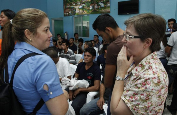 Primera dama Ana de HernÃ¡ndez recibe migrantes en aeropueto de san pedro sula 02 Jul 2014