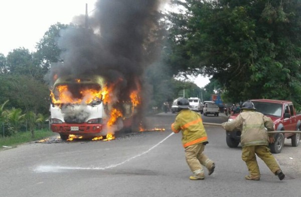 Se incendia bus de empresa de transporte en Sabá, Colón