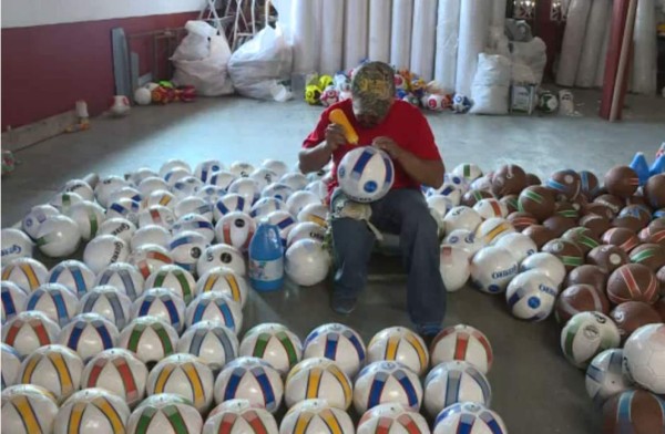 El pueblo de México que vive de coser balones de fútbol