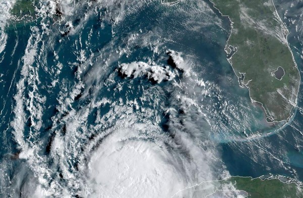 En vivo: Laura se convierte en huracán y avanza hacia EEUU
