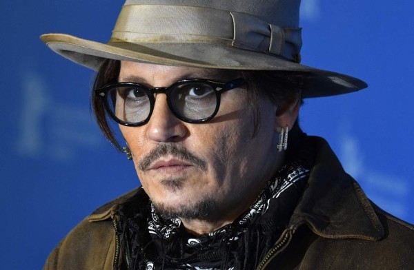 Johnny Depp aparece por sorpresa en un juicio por difamación