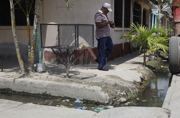 En medio de hoyos y hedor viven los vecinos de la colonia San Juan