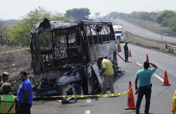 Choque de autobús con trailer deja 36 muertos en Veracruz, México
