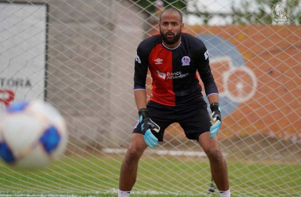 Edrick Menjívar: 'Allá anda Armando Castro celebrando con los de Motagua'.