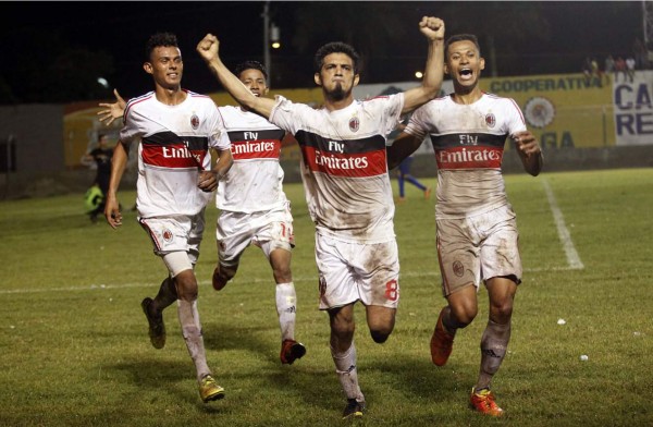 Jugadores del Discua Nicolás celebrando uno de los goles del partido. Foto Neptalí Romero