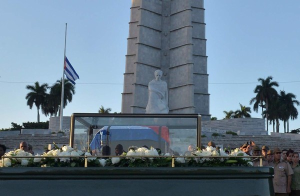 Las cenizas de Fidel Castro salieron esta mañana de La Habana con destino a Santiago de Cuba. AFP.