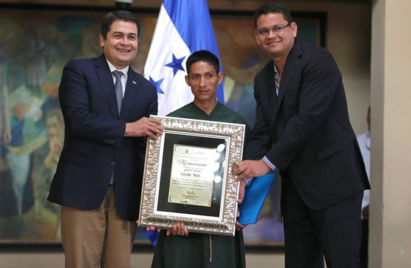 Tolupán recibe el premio como Maestro del Año en Honduras