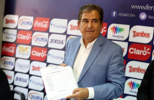 Jorge Luis Pinto compareció en conferencia de prensa para dar a conocer la convocatoria de la Selección de Honduras para amistoso ante Jamaica. Foto Juan Salgado