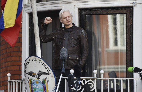 Assange aplaza reunión con periodistas ante un posible encuentro con autoridades británicas