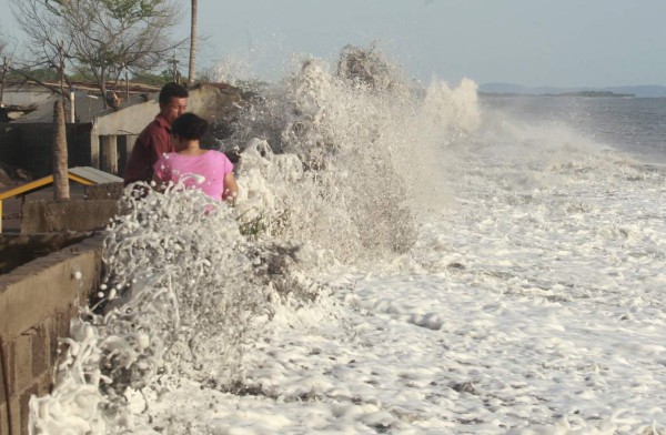 Marejadas afectan a 100 familias en playa de Cedeño