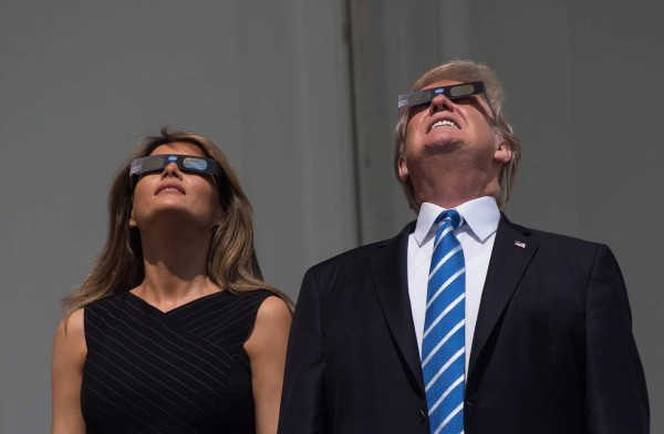 Trump vio el eclipse solar desde el balcón de la Casa Blanca