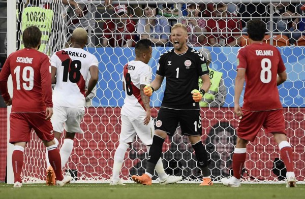 Perú se estrella contra Dinamarca y pierde en su regreso a un Mundial