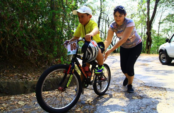 A pedal llegaron a El Merendón