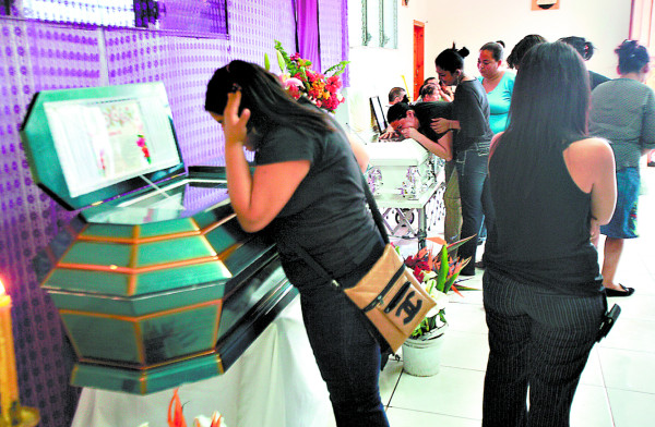 Luto y dolor tras masacre de cinco jóvenes en aldea de Tegucigalpa