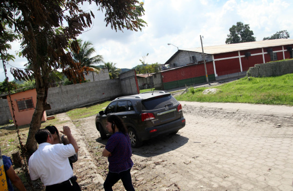 Vecinos de Los Naranjos piden soluciones sin calle canal