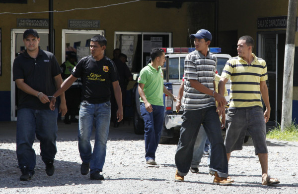 Capturan a cinco hombres cuando huían tras asesinar a dos hombres