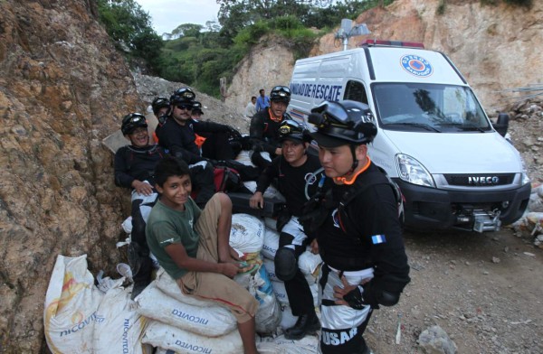 Entre el peligro y malos augurios rescate de 8 mineros en Honduras