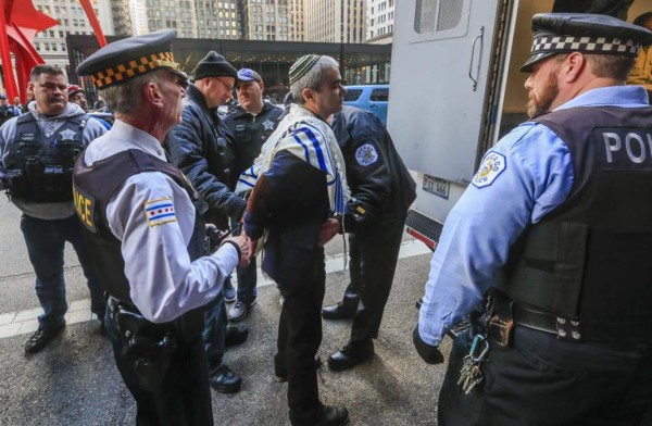 Propuesta de ley en Illinois prohibiría a policías locales cooperar con agencias de inmigración