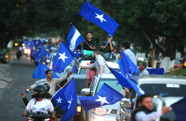 Los nacionalistas portaban sus banderas e insignias de su partido.