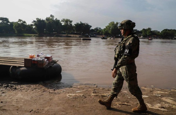 Militares mexicanos cierran el paso a migrantes en el río Suchiate