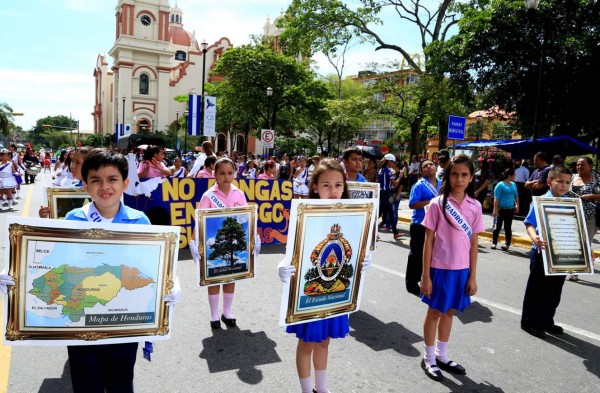 Estudiantes hondureños desfilan en San Pedro Sula en honor a la patria