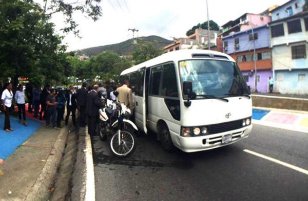 Atacan a senadores brasileños de visita oficial en Caracas