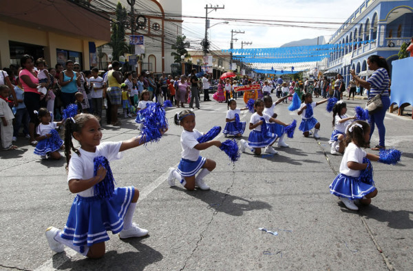 Los niños de Honduras lucen sus mejores galas en los desfiles patrios