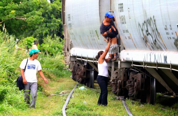 Acuerdan impedir a migrantes usar el tren La Bestia en México