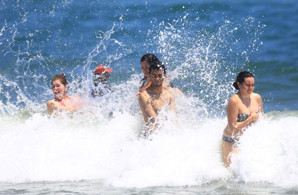 Más de 100 mil turistas llegan a diario a las playas de Tela