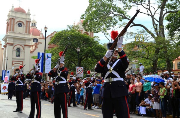 Hondureños demuestran civismo en desfiles patrios