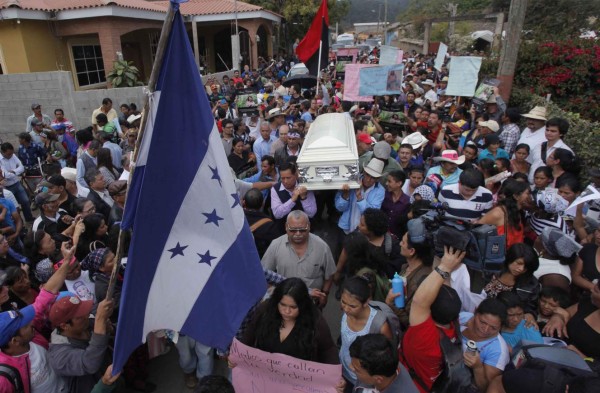 Multitudinaria despedida para Berta Cáceres