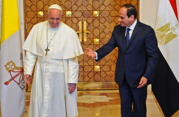 A handout picture released by the Egyptian Presidency on April 28, 2017 shows Egyptian President Abdel Fattah al-Sisi (R) welcoming Pope Francis at the presidential palace in Cairo during an official visit to Egypt. Pope Francis began a visit to Egypt to promote 'unity and fraternity' among Muslims and the embattled Christian minority that has suffered a series of jihadist attacks. / AFP PHOTO / EGYPTIAN PRESIDENCY AND AFP PHOTO / HO / RESTRICTED TO EDITORIAL USE - MANDATORY CREDIT 'AFP PHOTO / HO / EGYPTIAN PRESIDENCY' - NO MARKETING NO ADVERTISING CAMPAIGNS - DISTRIBUTED AS A SERVICE TO CLIENTS